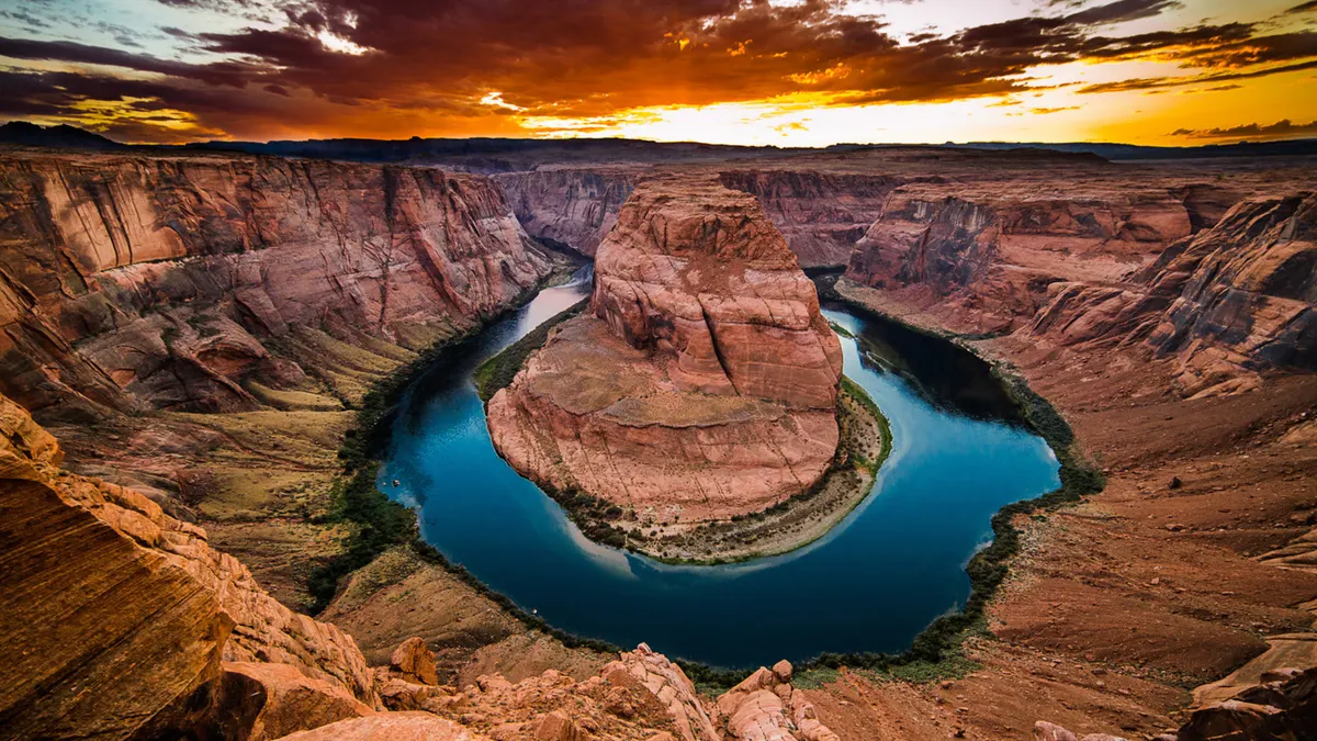 Horseshoe Bend's 270-degree curve of the Colorado River near Page, Arizona